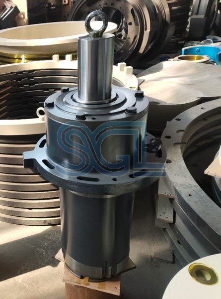 Crusher spare parts inventory ready for inspection and shipment.