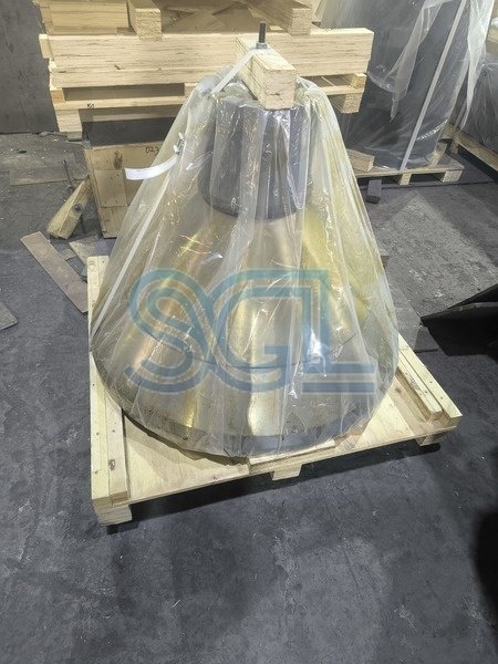 Crusher spare parts inventory ready for inspection and shipment.